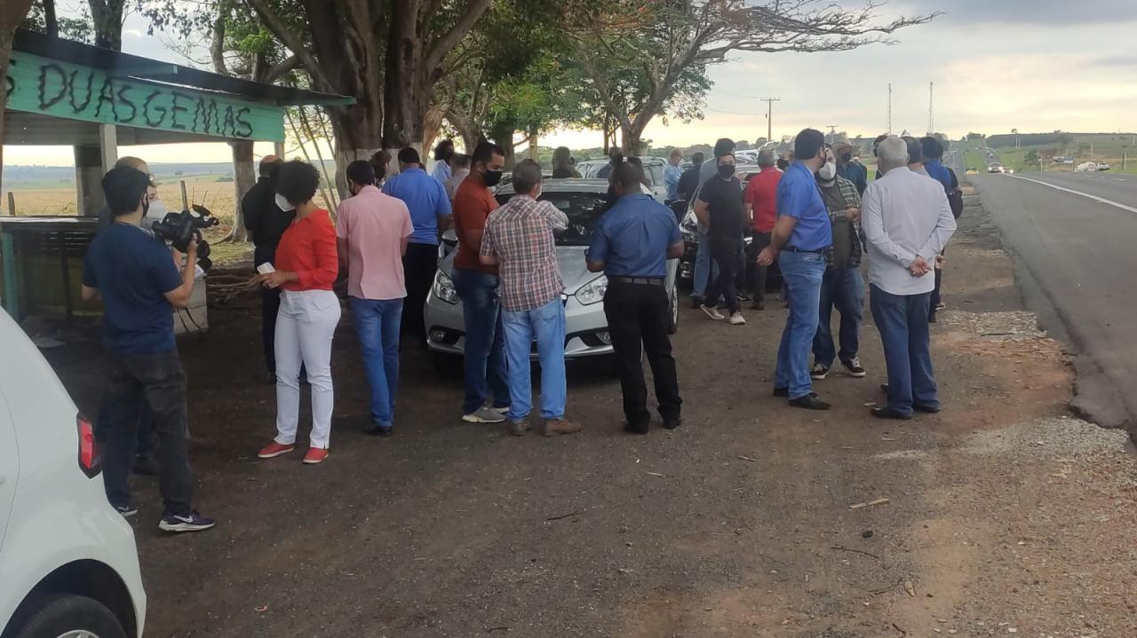 Foto 2 de 5 — Políticos de Araraquara, Ibaté e São Carlos protestam em Rodovia contra pedágio